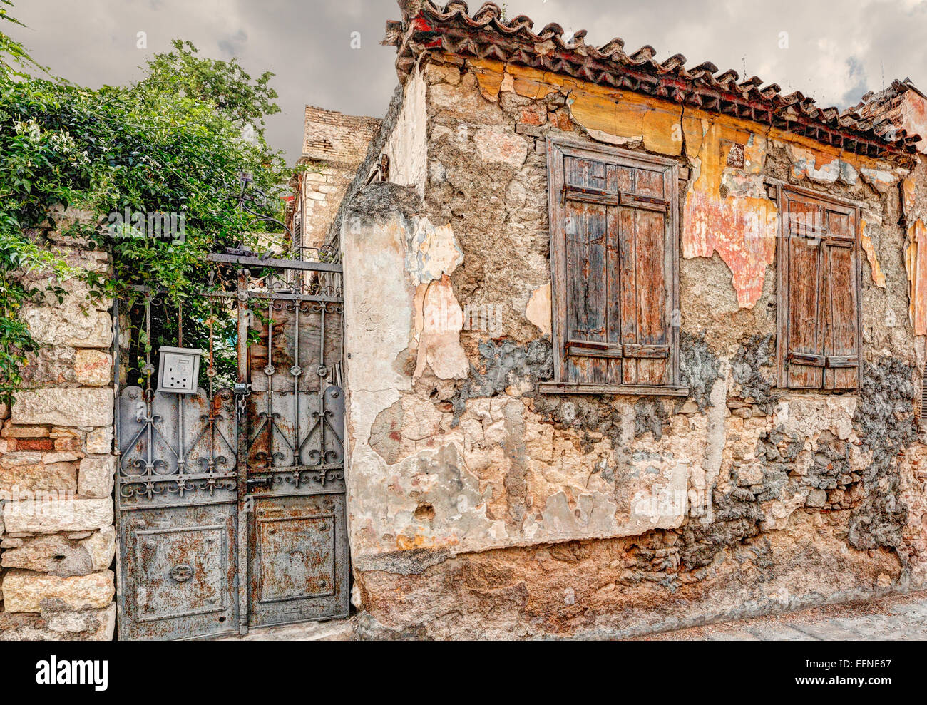 Casa in rovina di Plaka a Atene, Grecia Foto Stock
