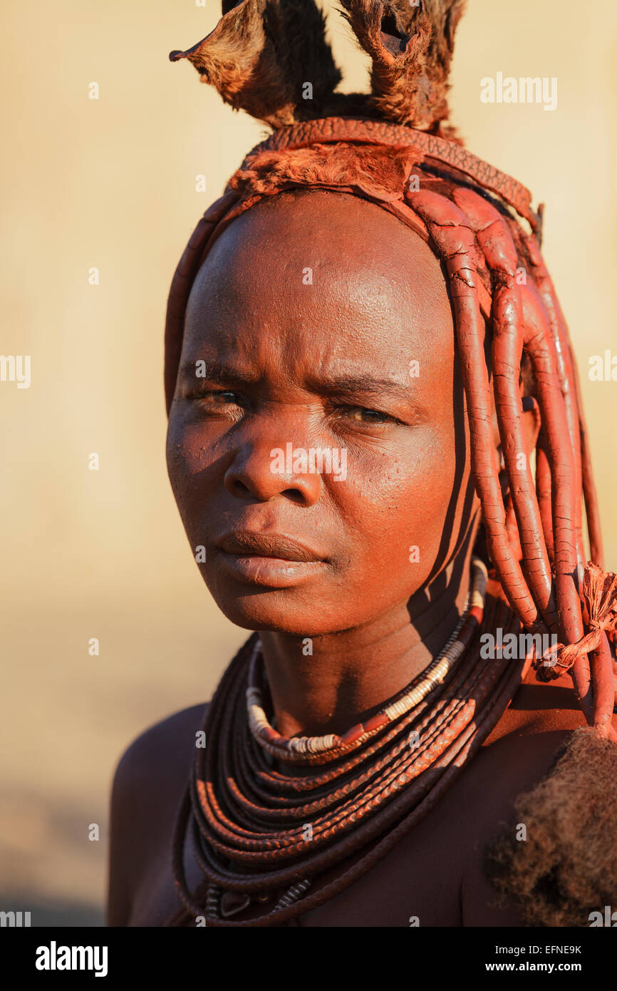 Un ritratto di una donna Himba, Namibia. Foto Stock