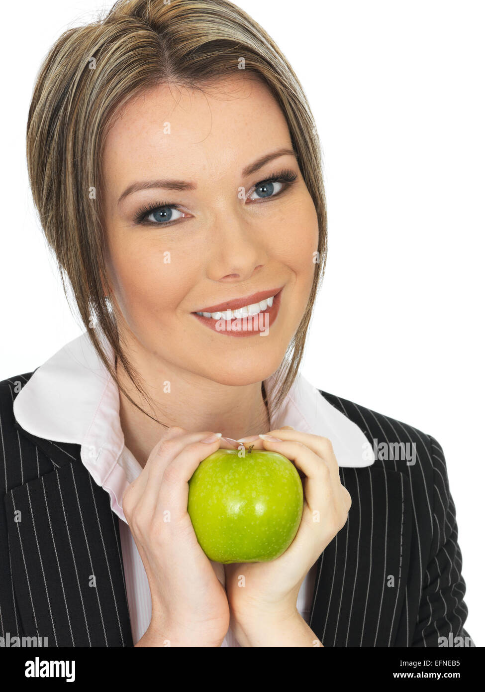 Attraente giovane felice rilassata donna caucasica Holding e mangiare una sana mature Mela Verde isolato su bianco con un tracciato di ritaglio Foto Stock