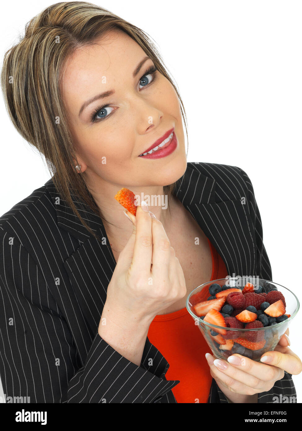 Giovani sani business woman holding di una coppa di frutta fresca frutti di bosco Foto Stock