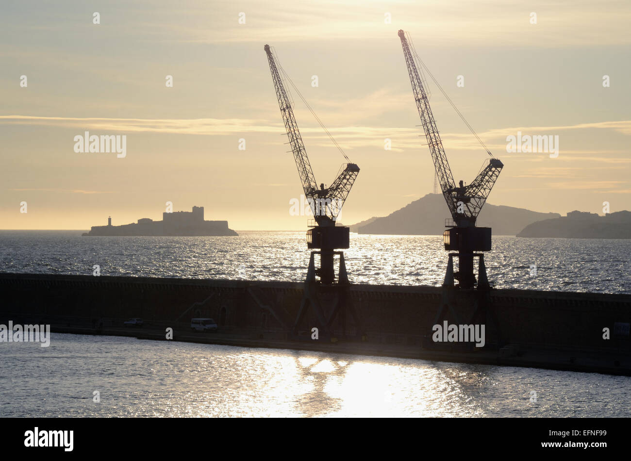 Contorni o Silhouette di Château d'If, isole Frioul e le gru del porto di Marsiglia o dock Marsiglia o Marsiglia Provenza Francia Foto Stock