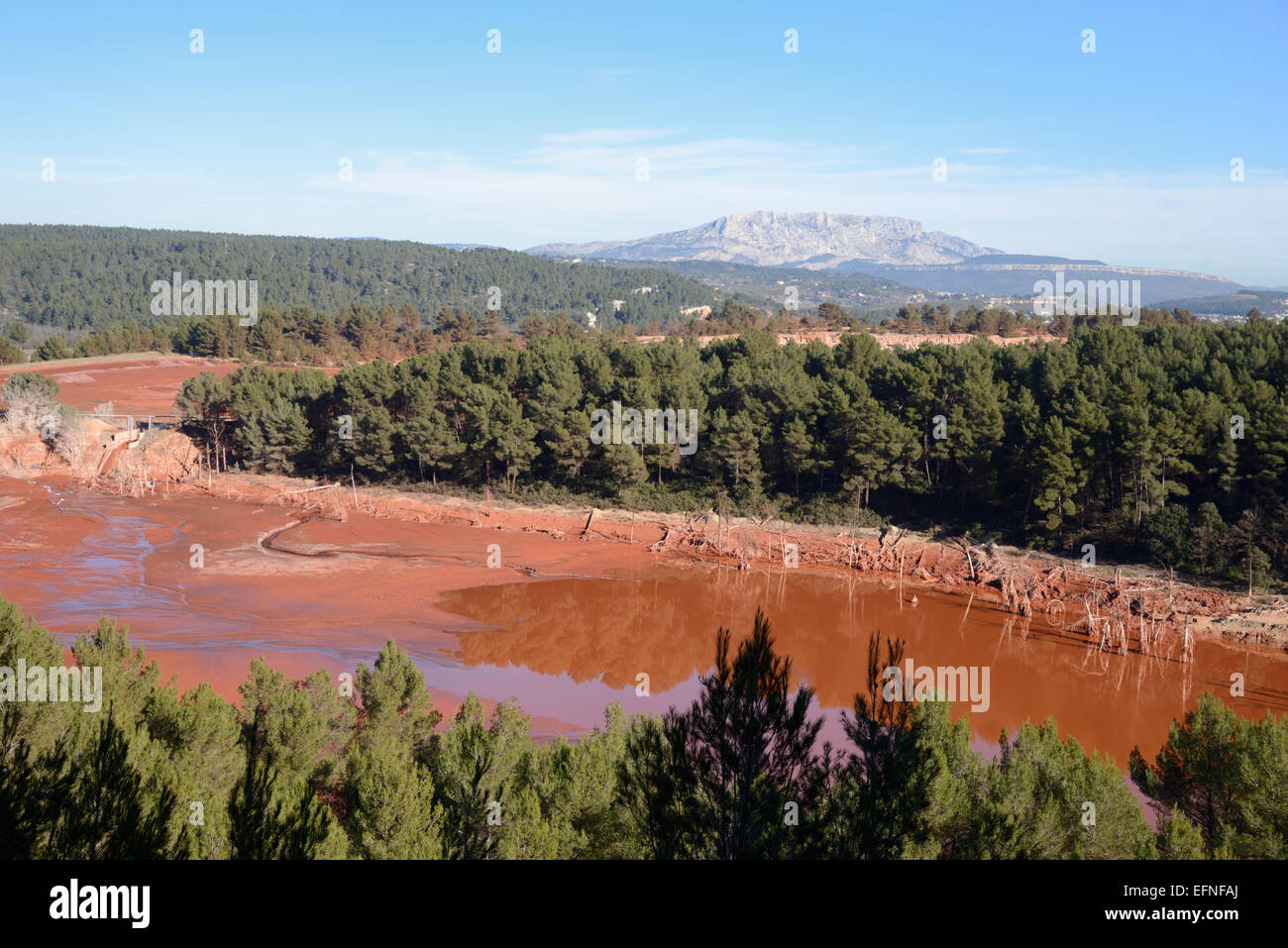 La bauxite residuo Area di storage da alluminio o alluminio Altéo in fabbrica a Gardanne con Saint-victoire in background Provence Francia Foto Stock