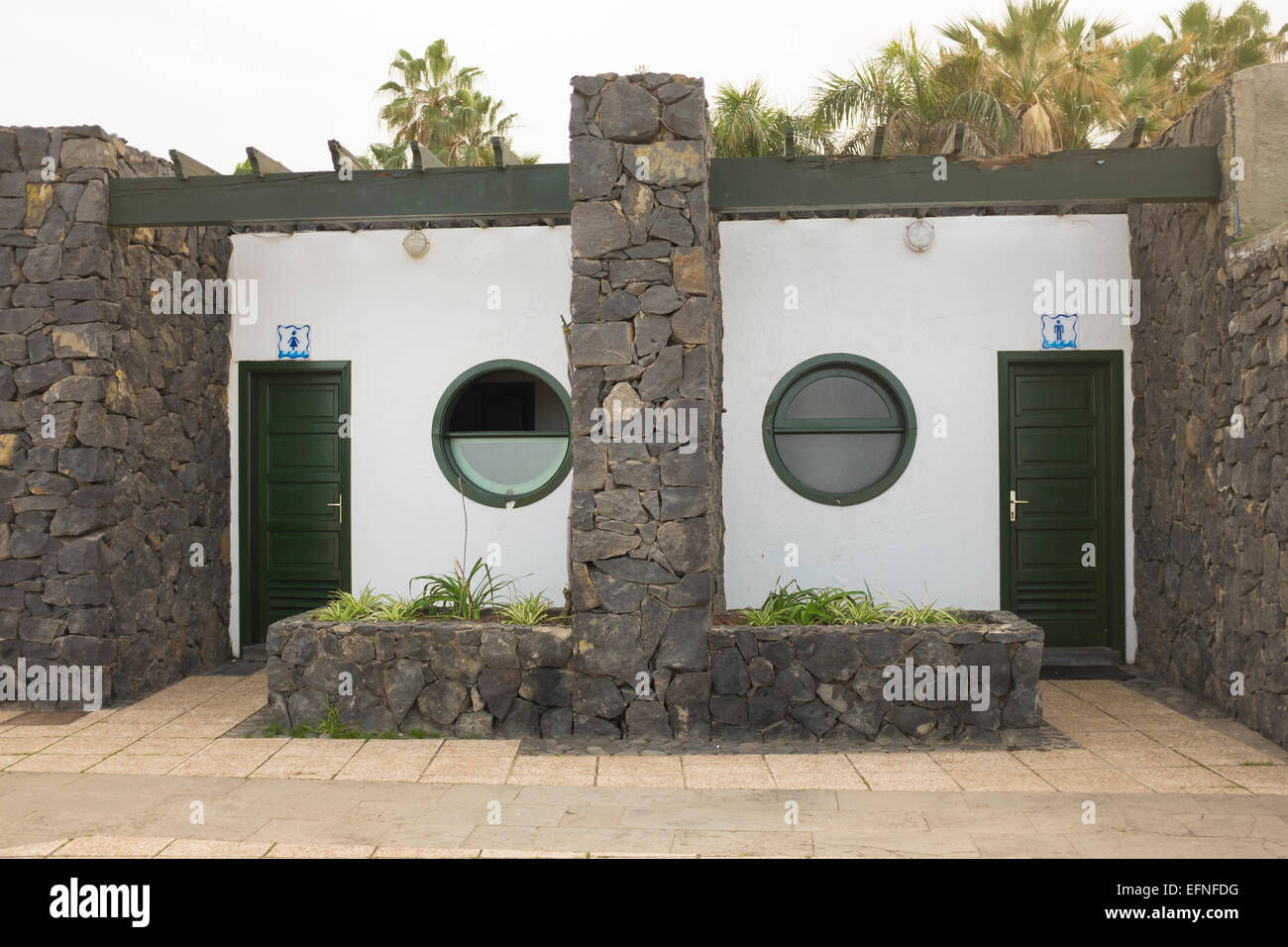 Vista esterna di onorevoli gentlemens bagni pubblici, Puerto de la Cruz, Tenerife, Isole Canarie Foto Stock