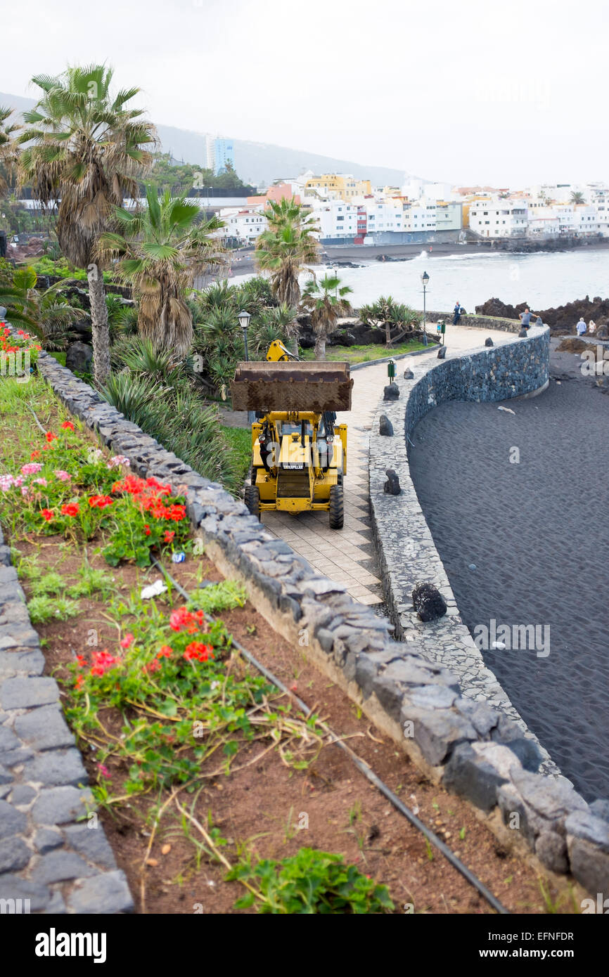 JCB digger lavorando sul lungomare, Puerto de la Cruz, Tenerife, Isole Canarie, Las Canarias, Spagna Foto Stock