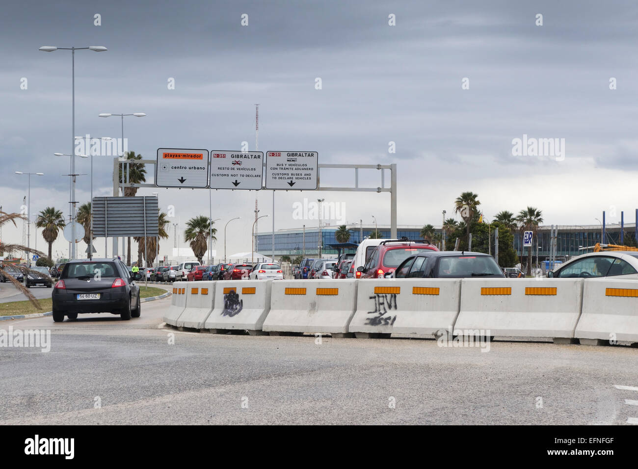 Auto in coda davanti al confine di Gibilterra per passare la dogana. La linea, Spagna. Foto Stock