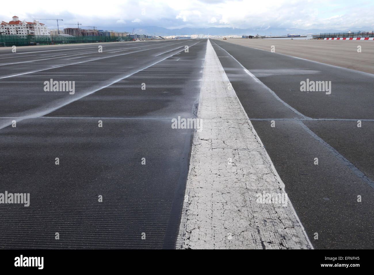 La pista dell'aeroporto di Gibilterra al confine della Spagna per entrare in Gibilterra. Regno Unito. Regno Unito. Foto Stock