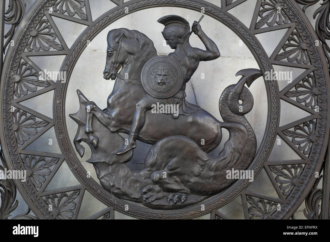 Bronzo soldato romano sui cancelli di Marble Arch della City di Londra Foto Stock