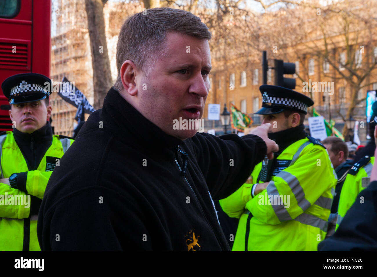 Londra, 8 febbraio 2015. Musulmani di dimostrare al di fuori di Downing Street per denunciare le incivili agli espressionisti ristampa del cartone animato immagine del Santo Profeta Maometto. Nella foto: la Gran Bretagna primo leader Paolo Golding conduce il suo anti-gruppo islamista in un contatore-protesta. Credito: Paolo Davey/Alamy Live News Foto Stock