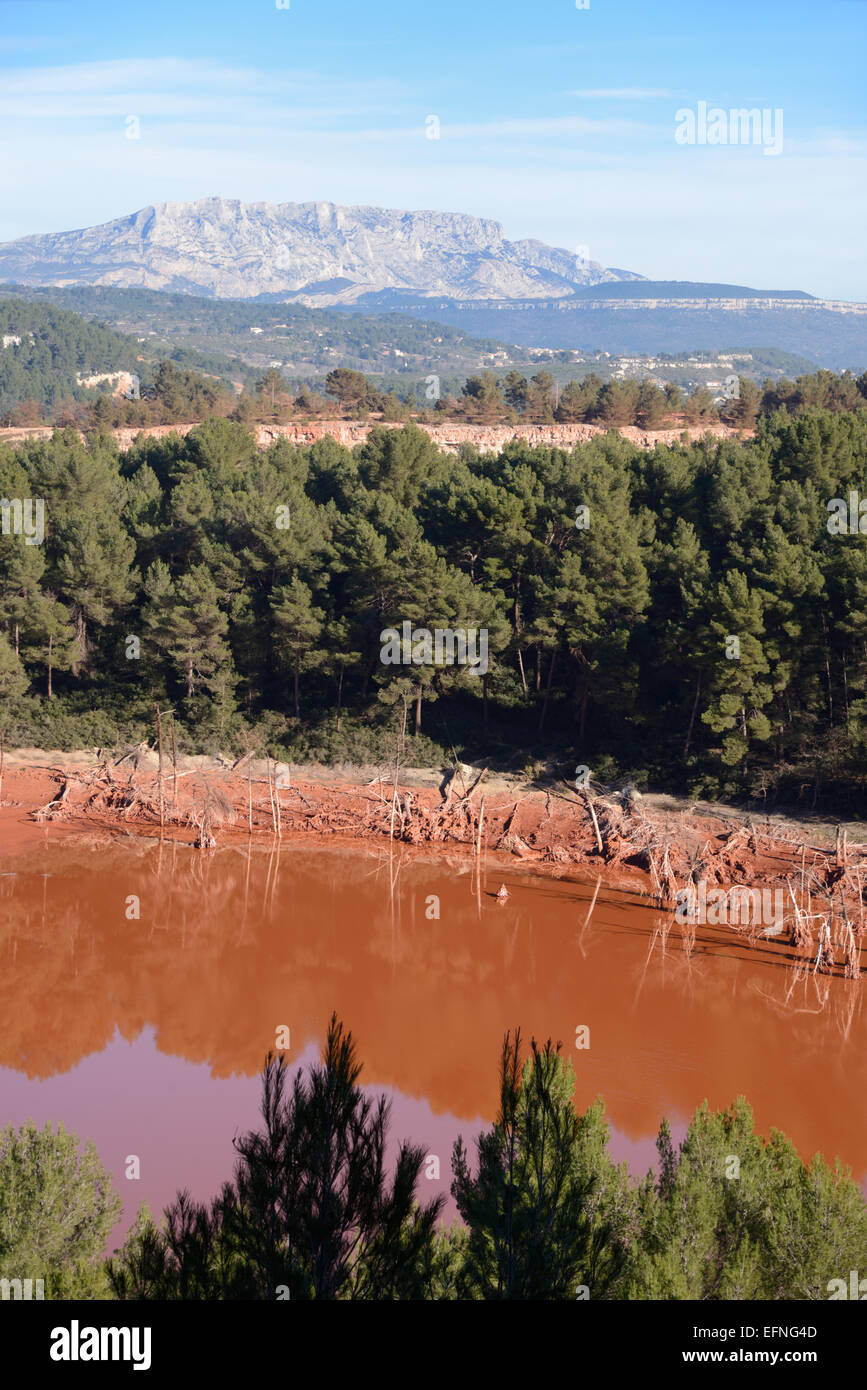 La bauxite residuo Area di storage da alluminio o alluminio Altéo in fabbrica a Gardanne con Saint-victoire in background Provence Francia Foto Stock