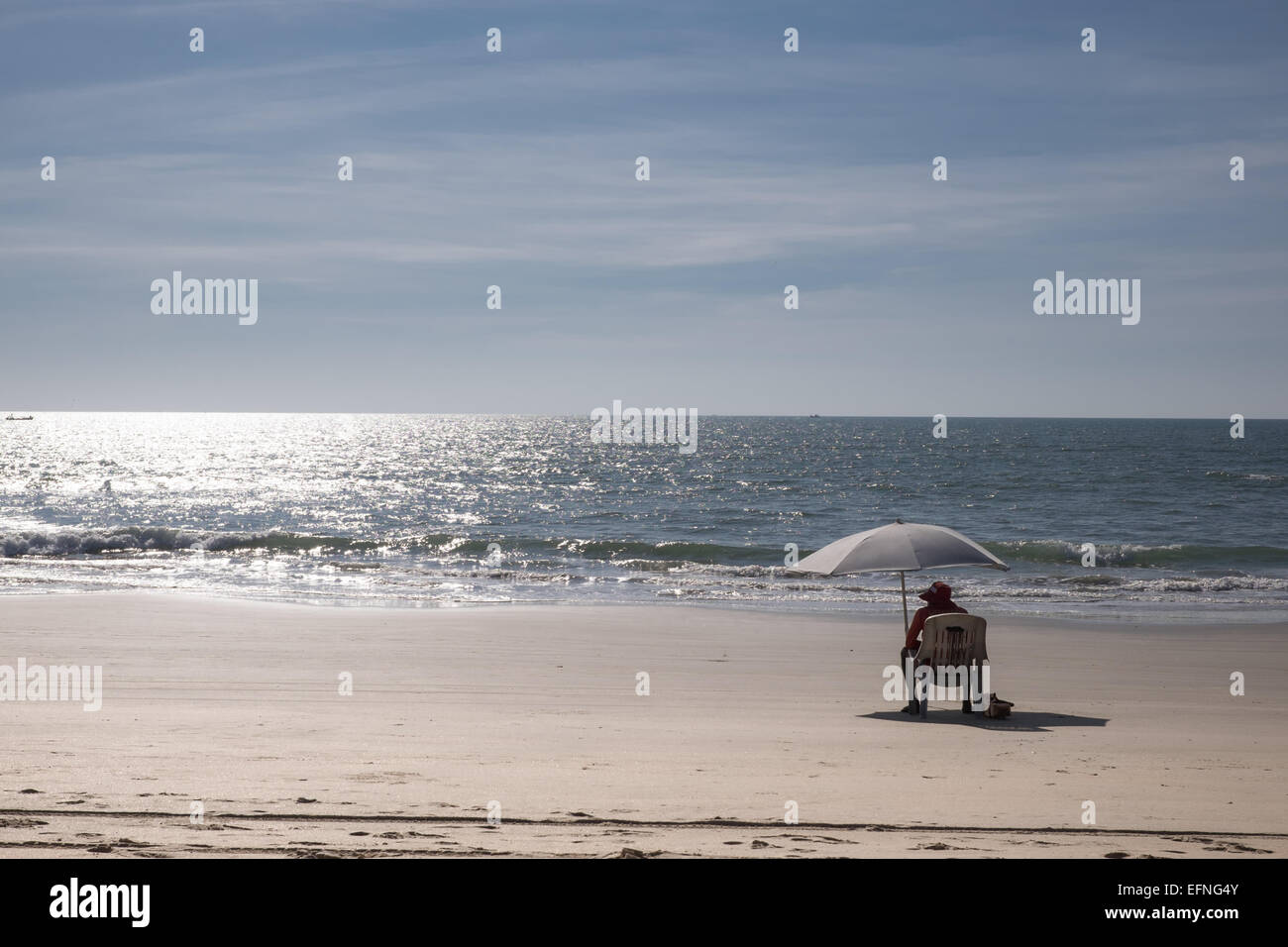 Uomo che guarda al mare immagini e fotografie stock ad alta risoluzione