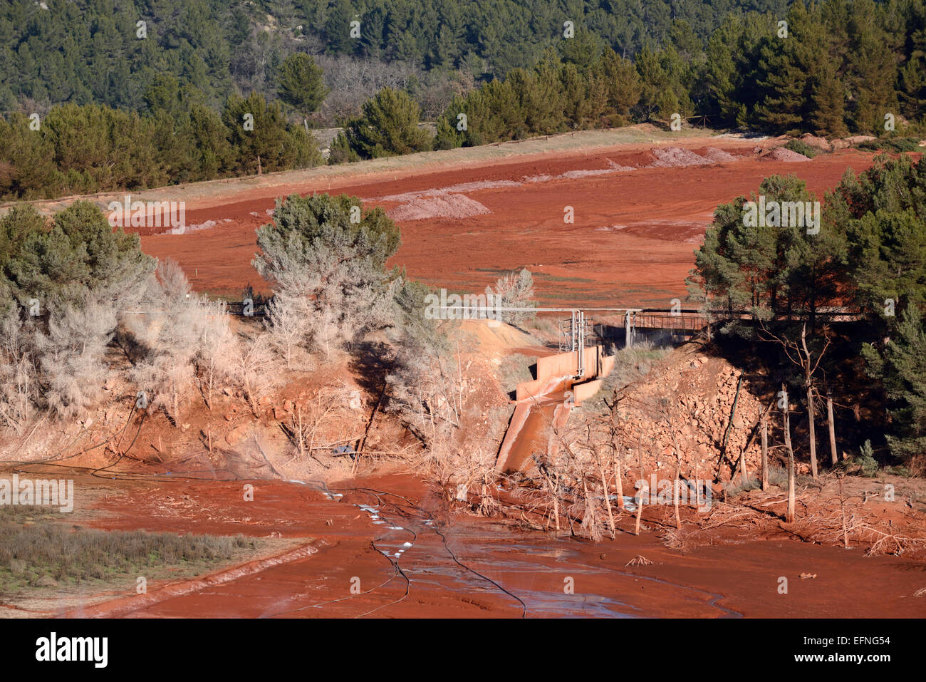 La bauxite residuo Area di storage dalla fabbrica di alluminio Altéo a Gardanne rogna sarcoptica Garri BOUC-BEL-AIR Provence Francia Foto Stock