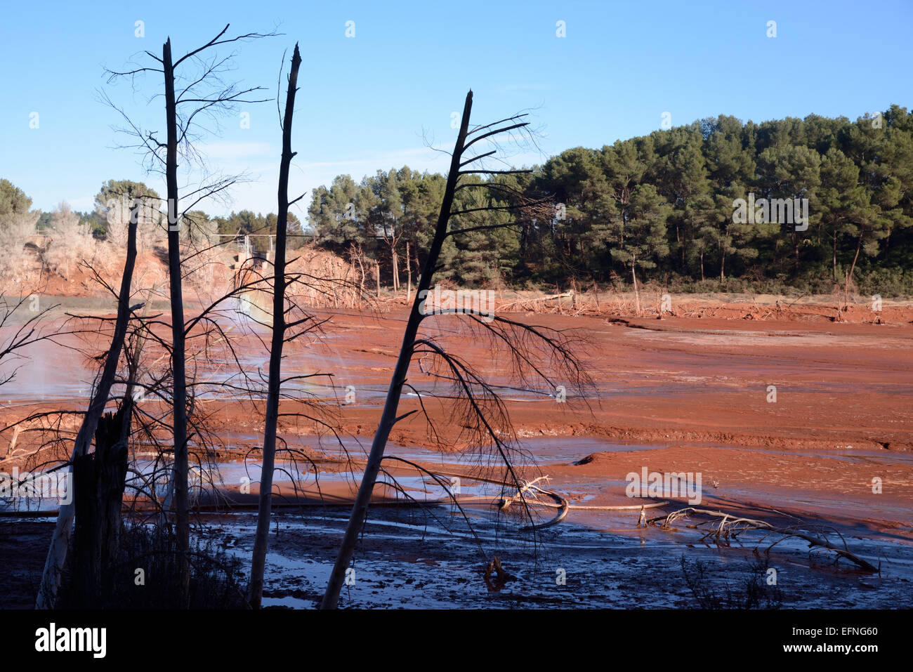 La bauxite residuo Area di storage dalla fabbrica di alluminio Altéo a Gardanne rogna sarcoptica Garri BOUC-BEL-AIR Provence Francia Foto Stock