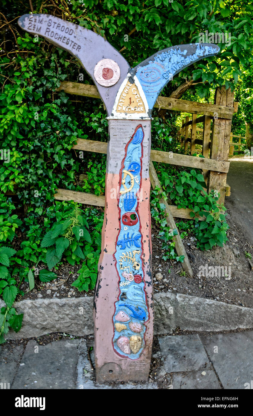 Un decorato in maniera colorata a signpost Upnor superiore mostra il chilometraggio per destinazioni locali lungo il ciclo nazionale Route 1, Kent Foto Stock