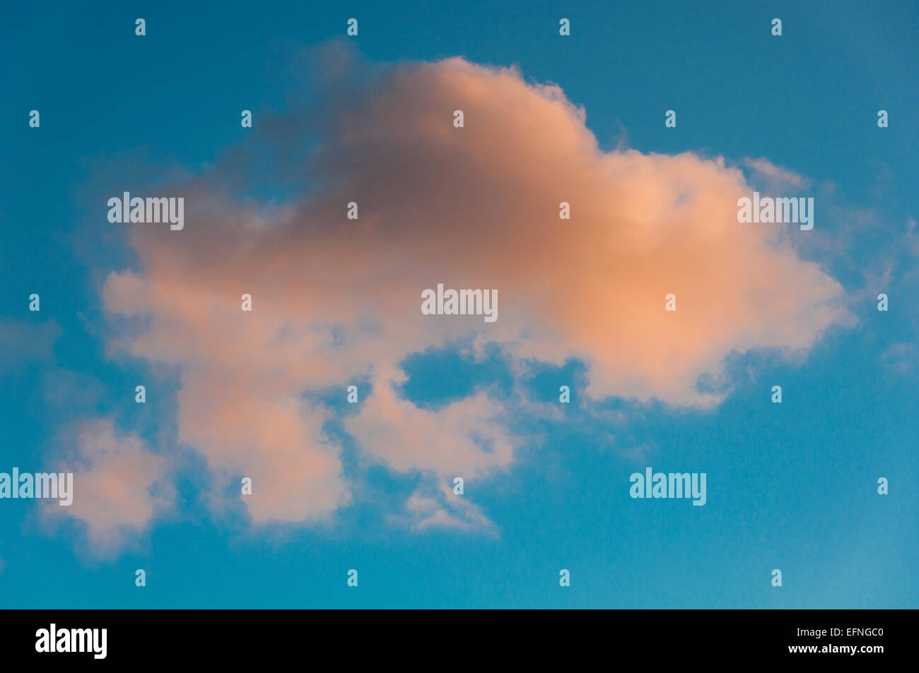 Immagine di un grande e soffice nuvola sul cielo blu Foto Stock