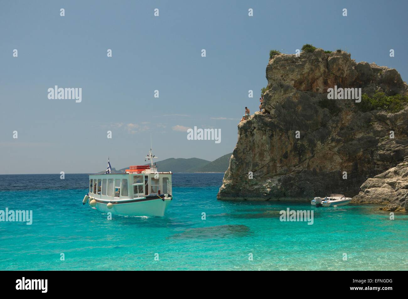 Taxi barca si avvicina Agiofili Beach sull'isola greca di Lefkada, di lasciare e prendere i passeggeri. Foto Stock