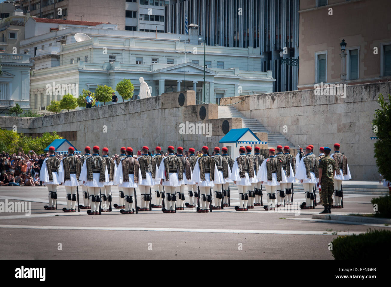 Evzones durante il cambio della guardia a piazza Syntagma, davanti al parlamento greco. Foto Stock