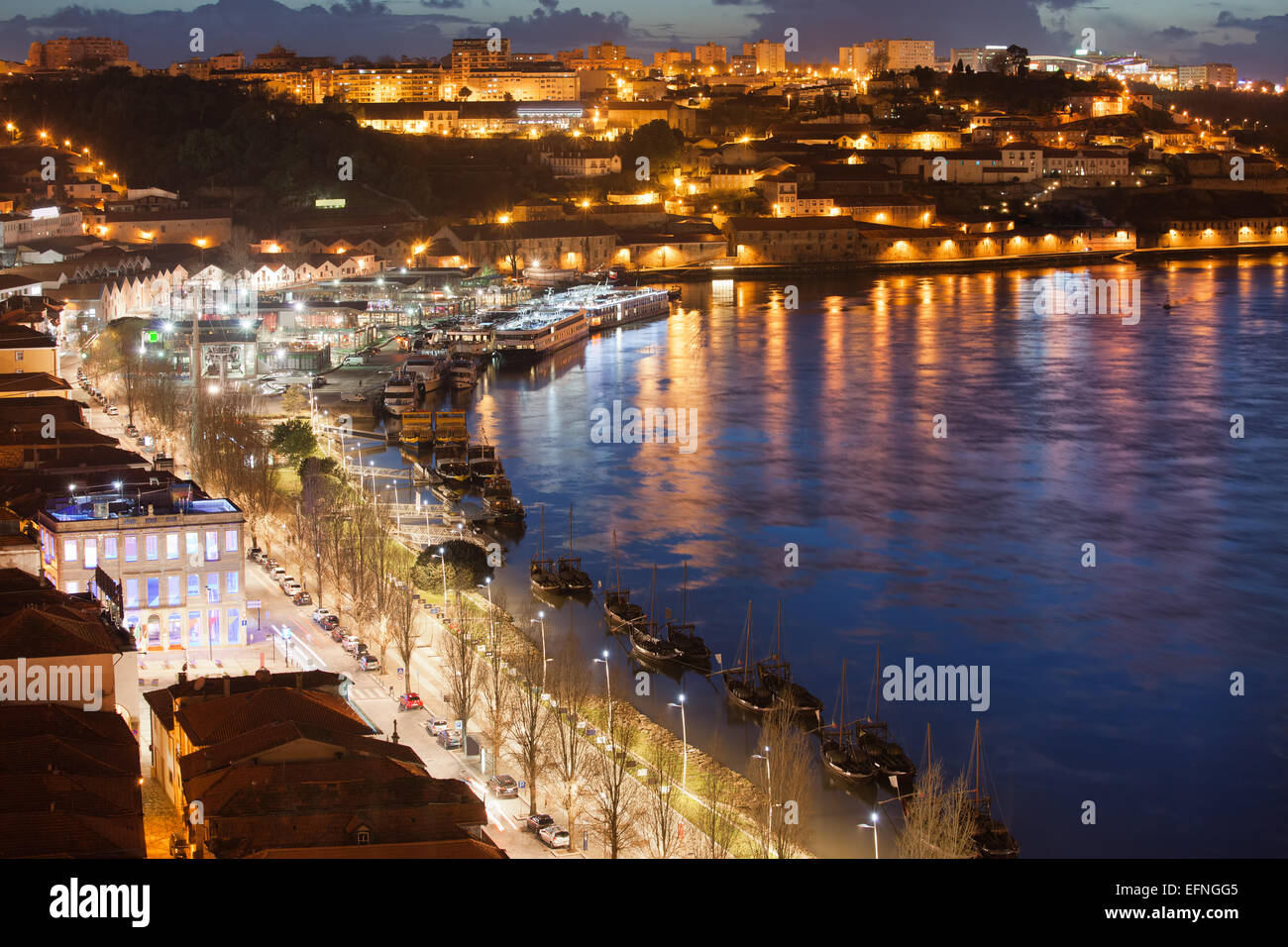 Vila Nova de Gaia cityscape e il fiume Douro a notte in Portogallo. Foto Stock