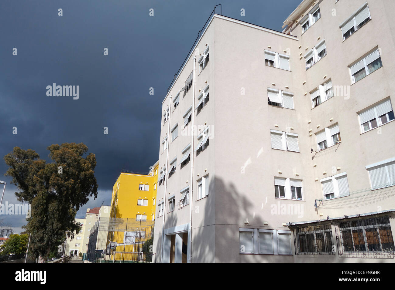 Appartamenti edifici residenziali e da basket giochi di calcio. Gibilterra. Regno Unito. Foto Stock