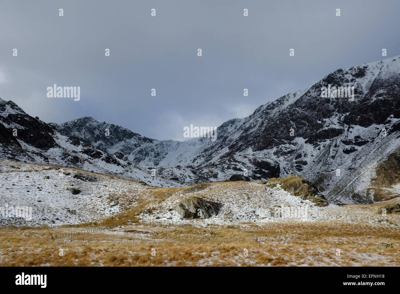 Cadir Idris durante l'inverno nella neve Foto Stock