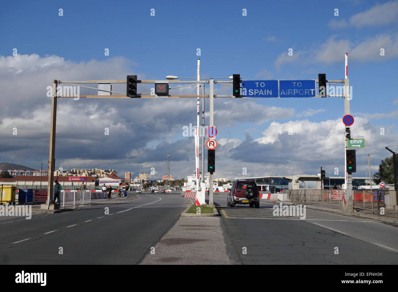 Rocca di Gibilterra. Auto e pedoni attraversano la pista dell'aeroporto di Gibilterra al confine della Spagna e di Gibraltar. territorio di oltremare Gibilterra. Foto Stock