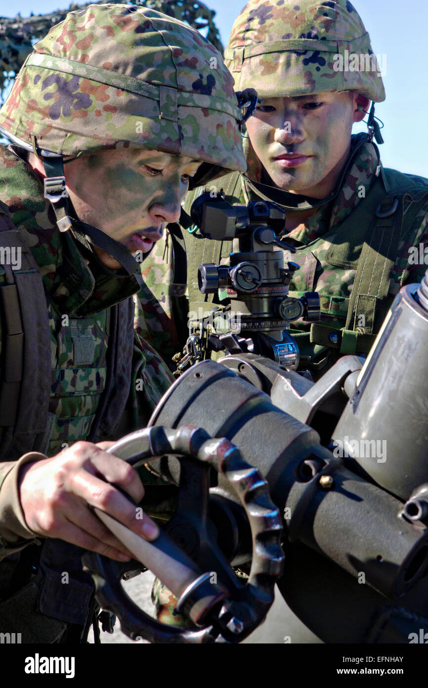 I soldati giapponesi con il Giappone terra Forza di Autodifesa durante il mortaio addestramento alle armi come parte di esercitare il pugno di ferro Febbraio 6, 2015 a Camp Pendleton, California. Foto Stock