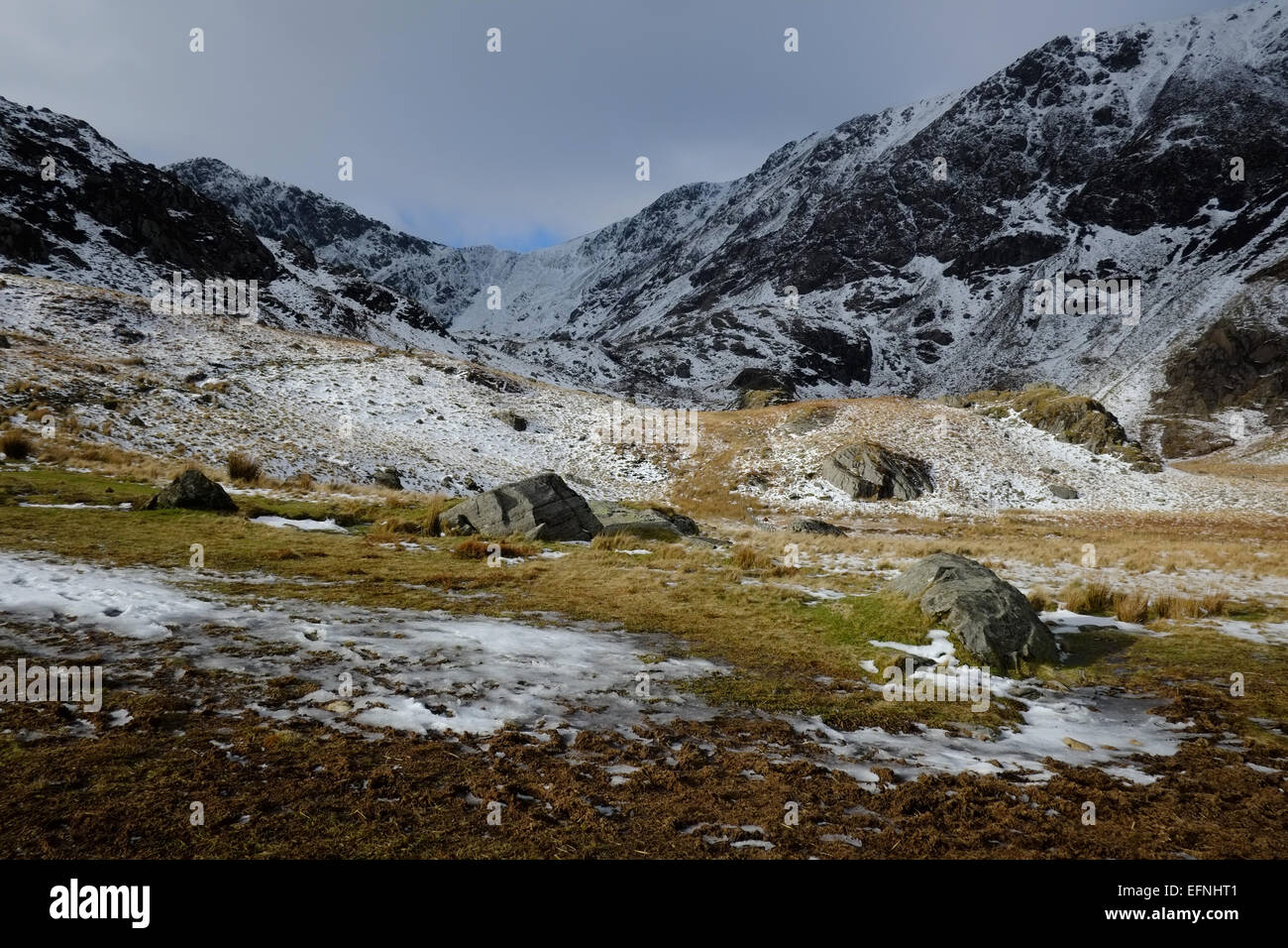Cadir Idris durante l'inverno nella neve Foto Stock