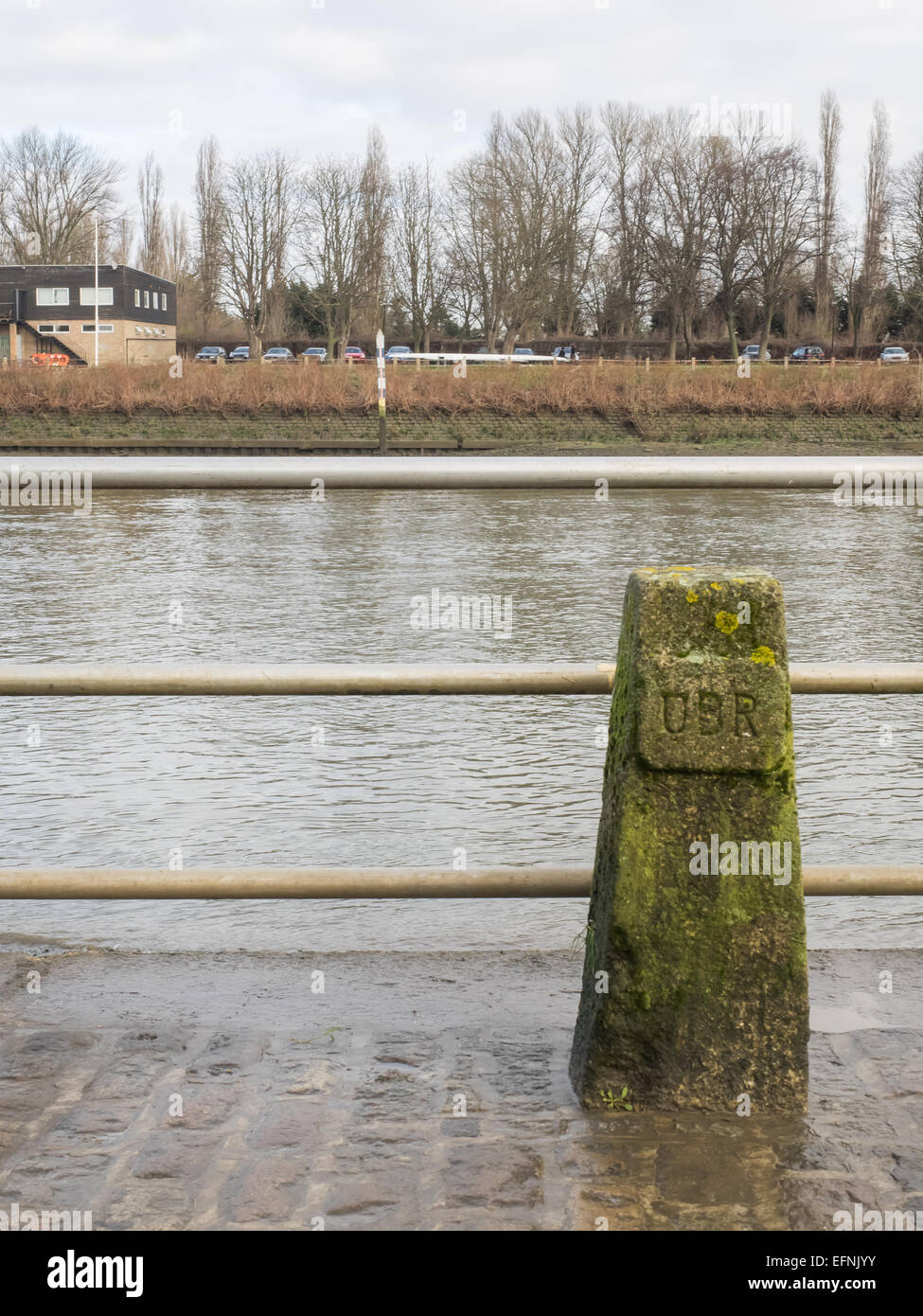 La pietra e la marker al traguardo di Oxford e Cambridge University Boat Race a Mortlake Foto Stock