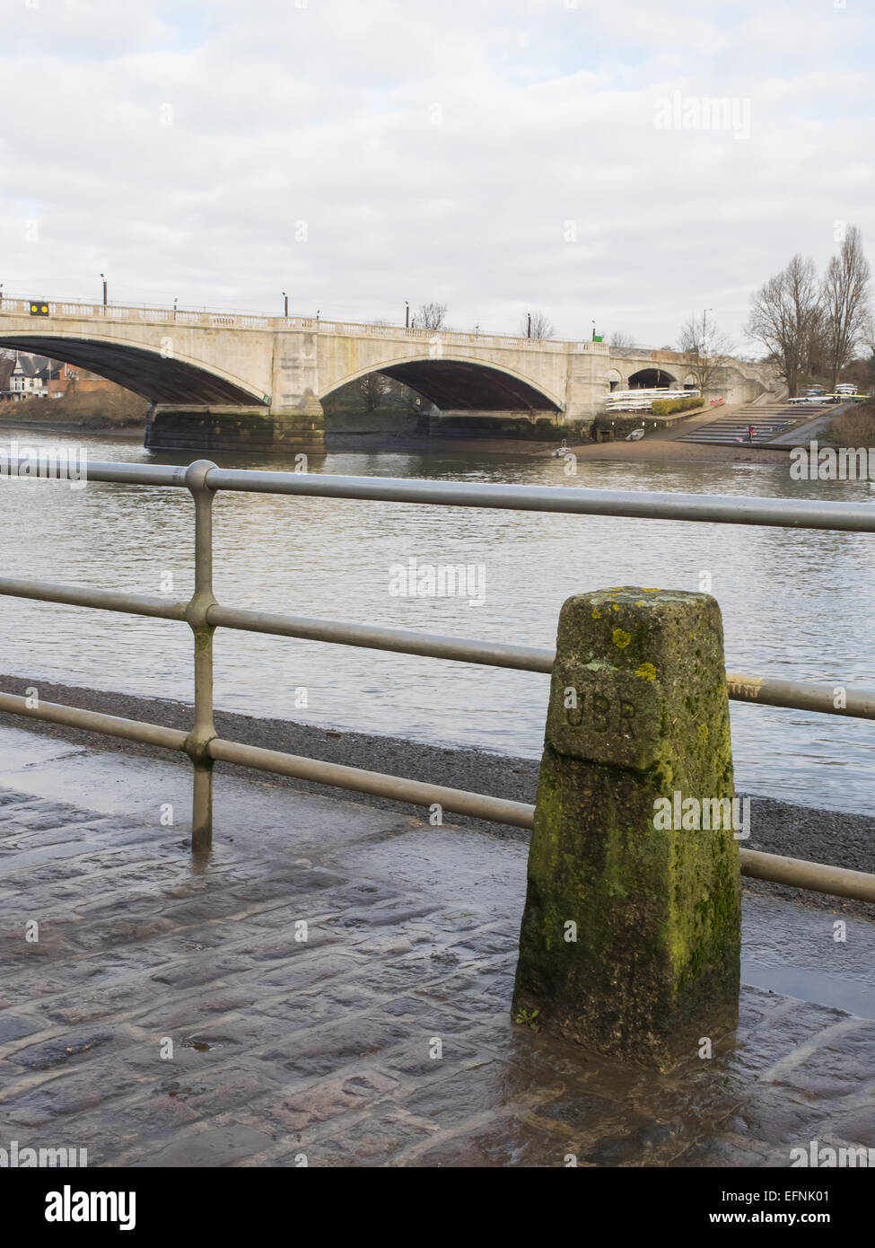 Marcatura di pietra fine di Oxford e Cambridge University Boat Race a Mortlake con Chiswick Bridge in background Foto Stock