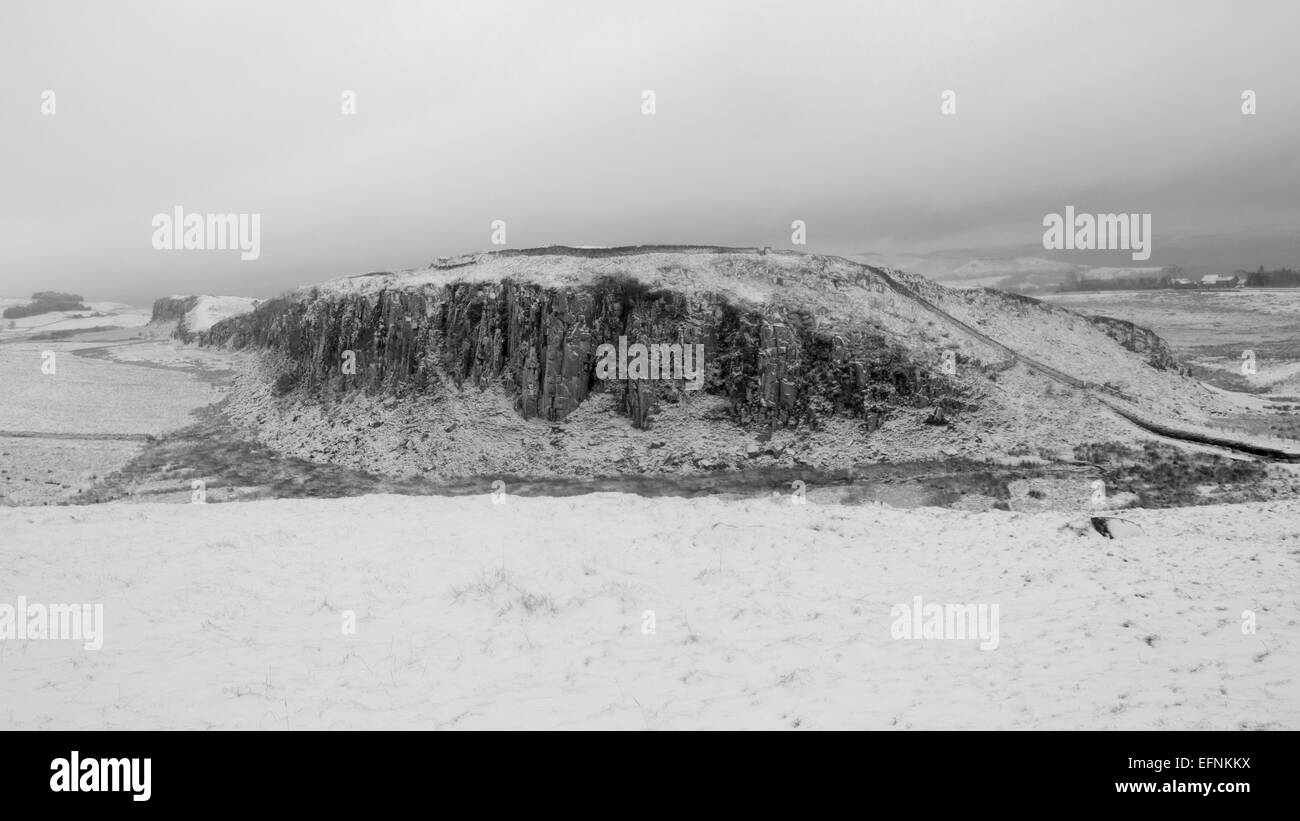 Sbucciare Grags vicino Rigg in acciaio è famosa perché del Vallo di Adriano. Ma mi piace è a forma di balena forma scuro contro il bianco della neve un Foto Stock