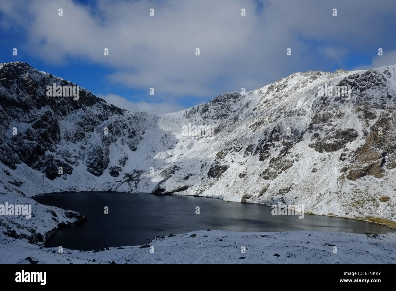 Cadir Idris durante l'inverno nella neve Foto Stock