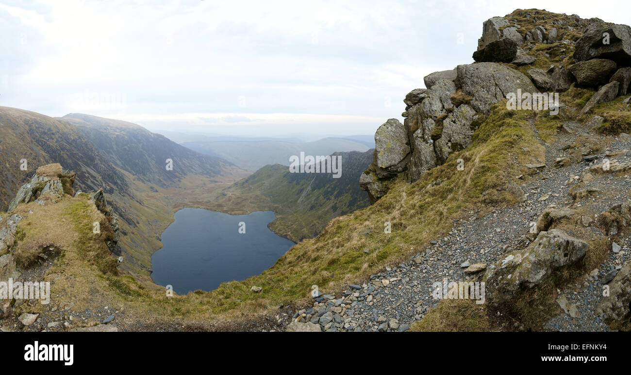 Cadair Idris, una famosa montagna per escursionisti in Gwynedd, Galles. Il lago, Llyn Cau è stata formata dalla base del ghiacciaio di circo. Foto Stock