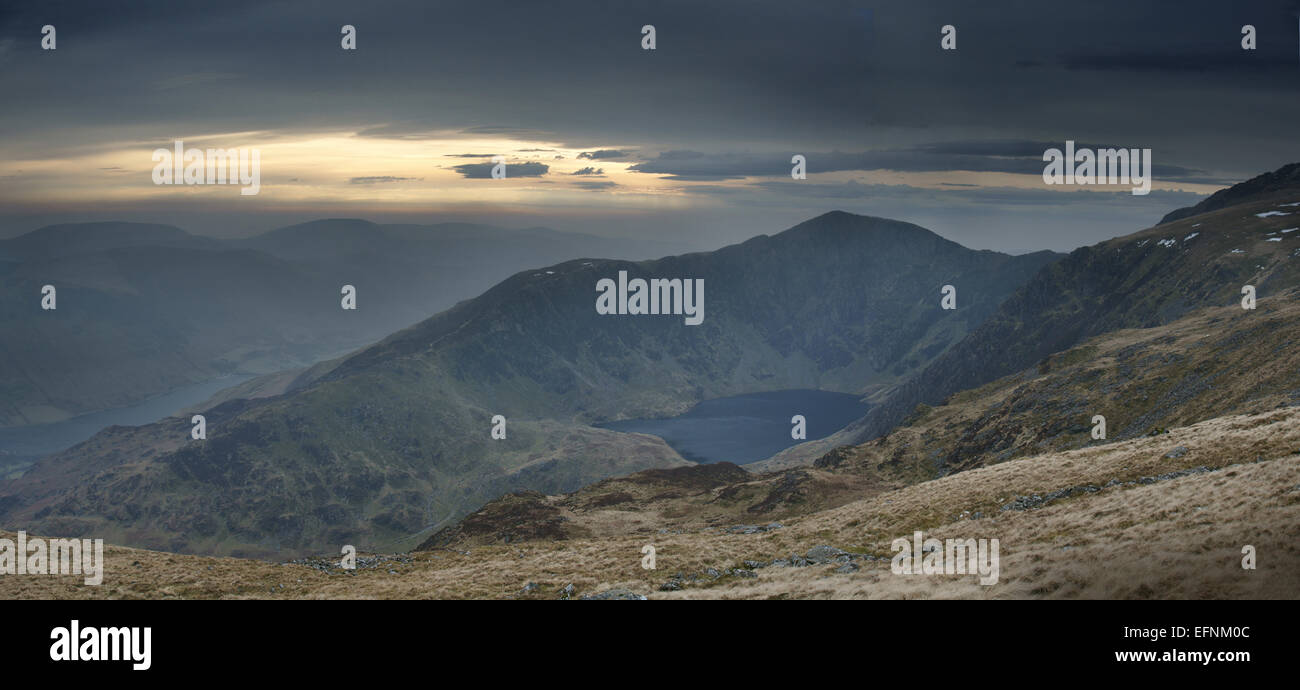 Cadair Idris, una famosa montagna per escursionisti in Gwynedd, Galles. Il vaso intorno al lago, Llyn Cau, formata da un ghiacciaio di circo. Foto Stock