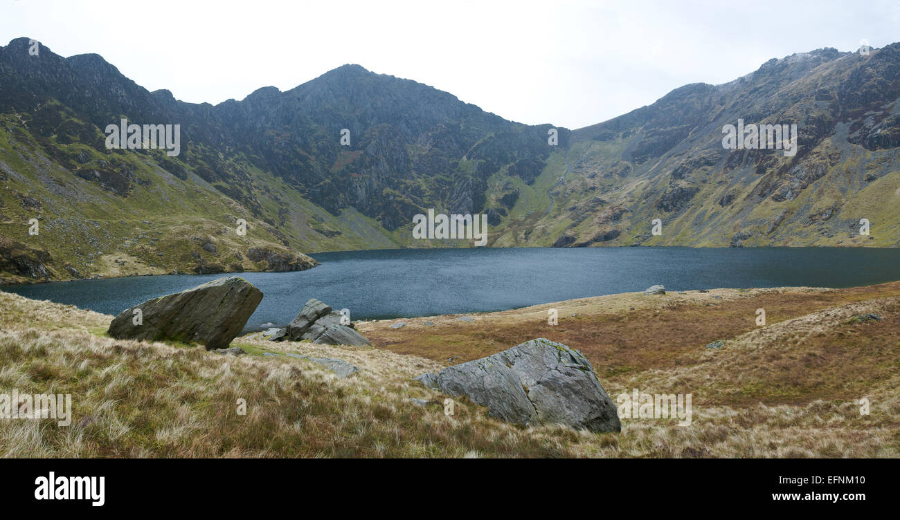 Cadair Idris, una famosa montagna per escursionisti in Gwynedd, Galles. Il lago, Llyn Cau è stata formata dalla base del ghiacciaio di circo. Foto Stock