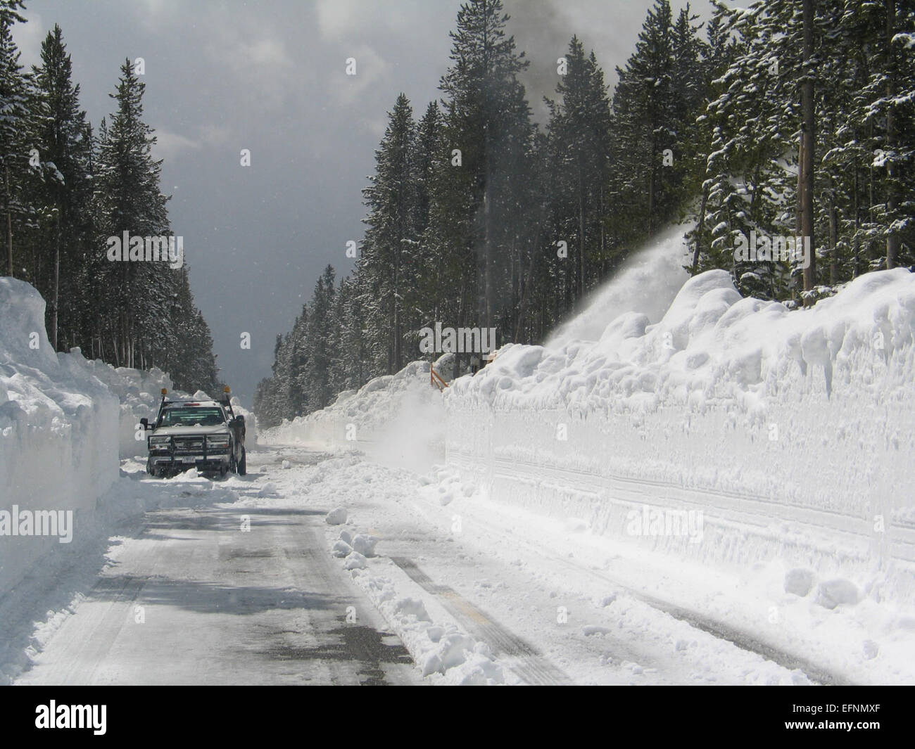 Davey Wyatt cattura l'aratura primaverile nel Lewis Canyon, nel parco nazionale di Yellowstone, nel 2011. La fotografia mostra i lavori stagionali che si svolgono nel parco per preparare le strade e i percorsi di accesso per i mesi estivi. Foto Stock