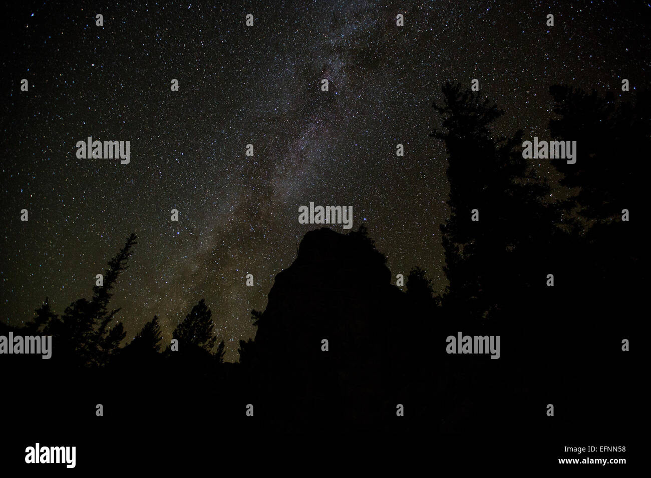 Catturata da Neal Herbert nell'ottobre 2013, questa fotografia mostra la via Lattea sopra gli Hoodoos nel parco nazionale di Yellowstone, con le iconiche formazioni rocciose illuminate sotto il cielo notturno. Foto Stock