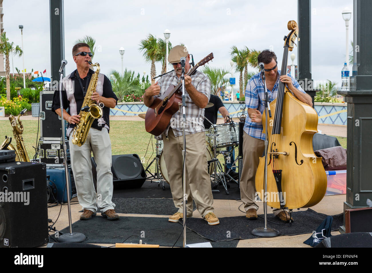 Gruppo a giocare al di fuori di un ristorante sul lungomare di Nettuno Park, Virginia Beach, Virginia, Stati Uniti d'America Foto Stock