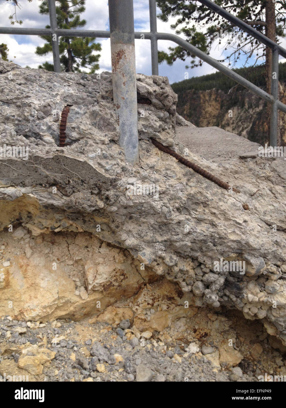 Questa immagine mostra i gradini deteriorati che conducono alla piattaforma panoramica presso Inspiration Point nel Parco Nazionale di Yellowstone. I gradini, un tempo punto di accesso vitale per i visitatori, evidenziano l'invecchiamento delle infrastrutture del parco e la necessità di sforzi di conservazione. Foto Stock Questa immagine mostra i gradini deteriorati che conducono alla piattaforma panoramica presso Inspiration Point nel Parco Nazionale di Yellowstone. I gradini, un tempo punto di accesso vitale per i visitatori, evidenziano l'invecchiamento delle infrastrutture del parco e la necessità di sforzi di conservazione. Foto Stock