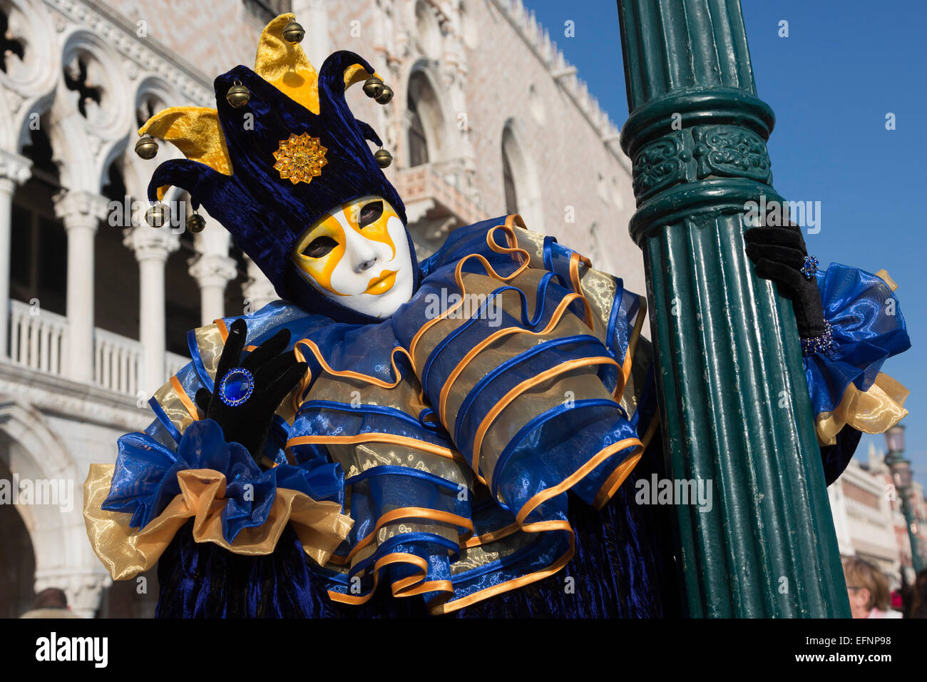 Venezia, Italia, 8 febbraio 2015. Carattere in una maschera di Arlecchino. Persone indossano maschere tradizionali e costumi per celebrare il 2015 Carnevale a Venezia. carnivalpix/Alamy Live News Foto Stock
