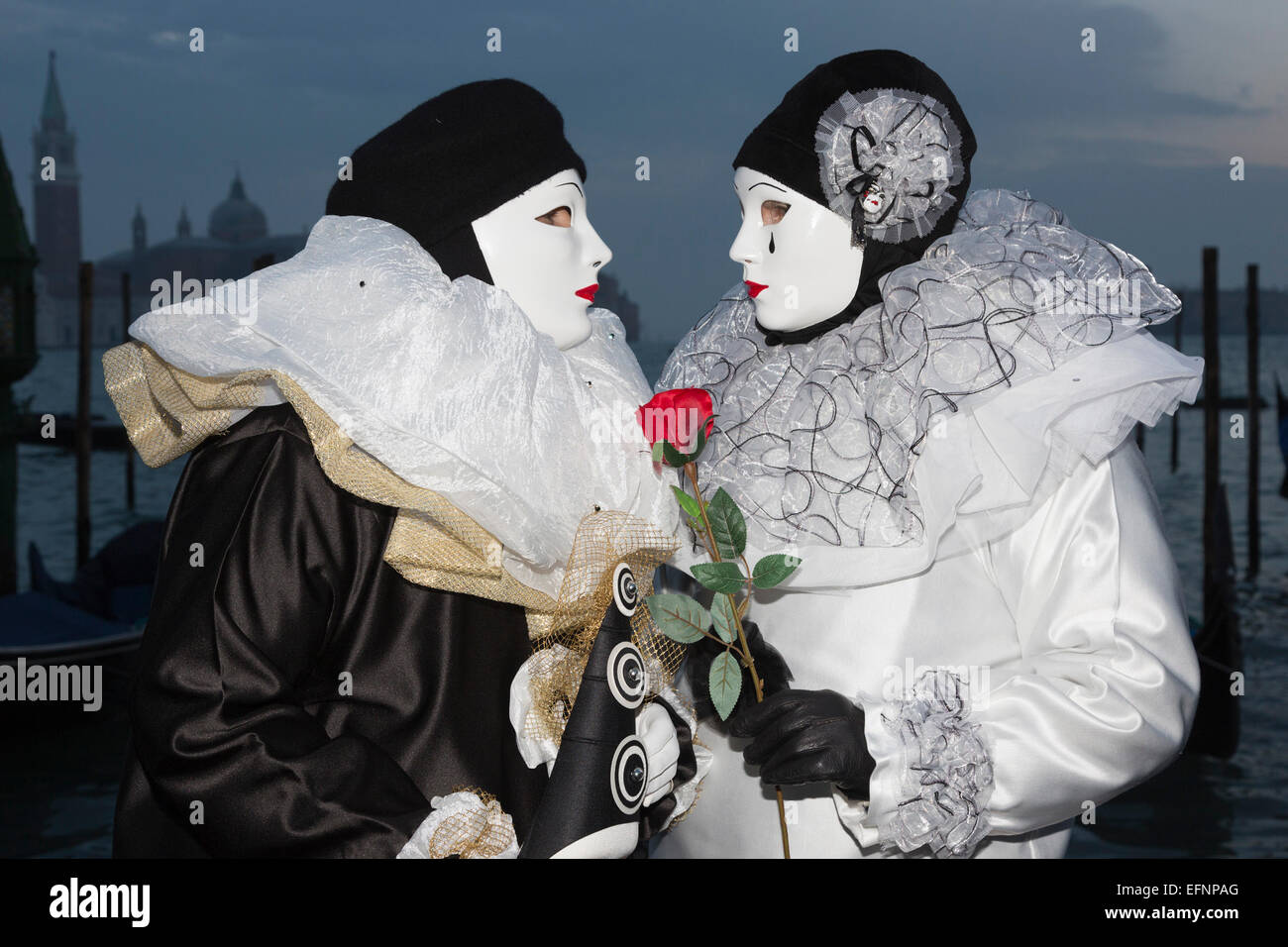 Venezia, Italia, 8 febbraio 2015. Persone indossano maschere tradizionali e costumi per celebrare il 2015 Carnevale a Venezia. carnivalpix/Alamy Live News Foto Stock