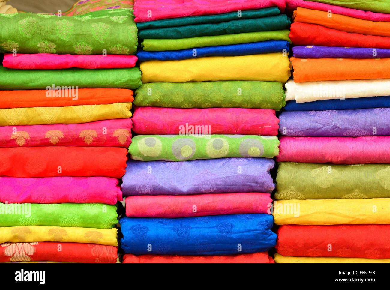 Cumulo di tessuto al mercato locale in India Foto Stock