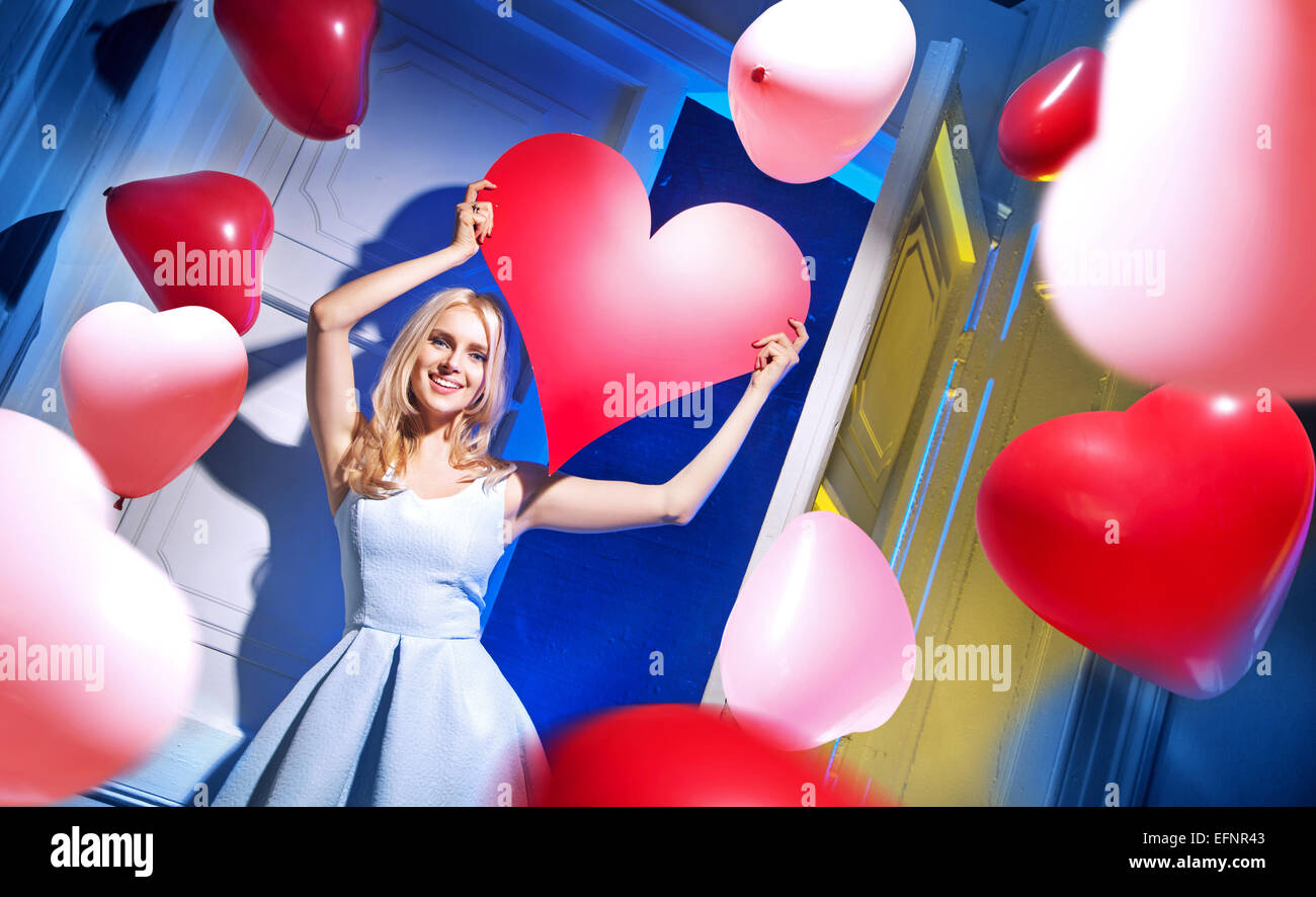 Carino allegro lady tra valentine balloons Foto Stock