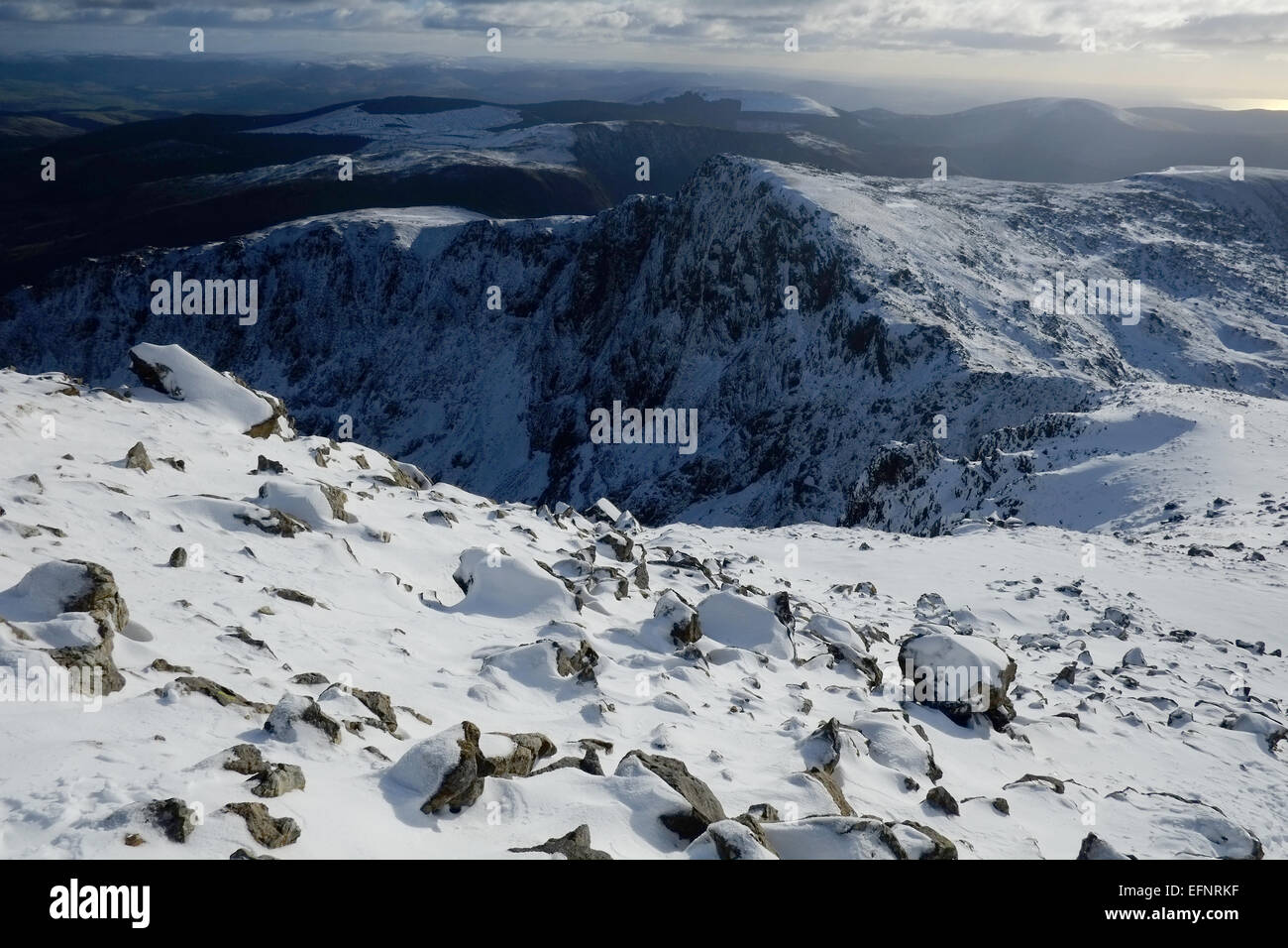 Cadir Idris durante l'inverno nella neve Foto Stock