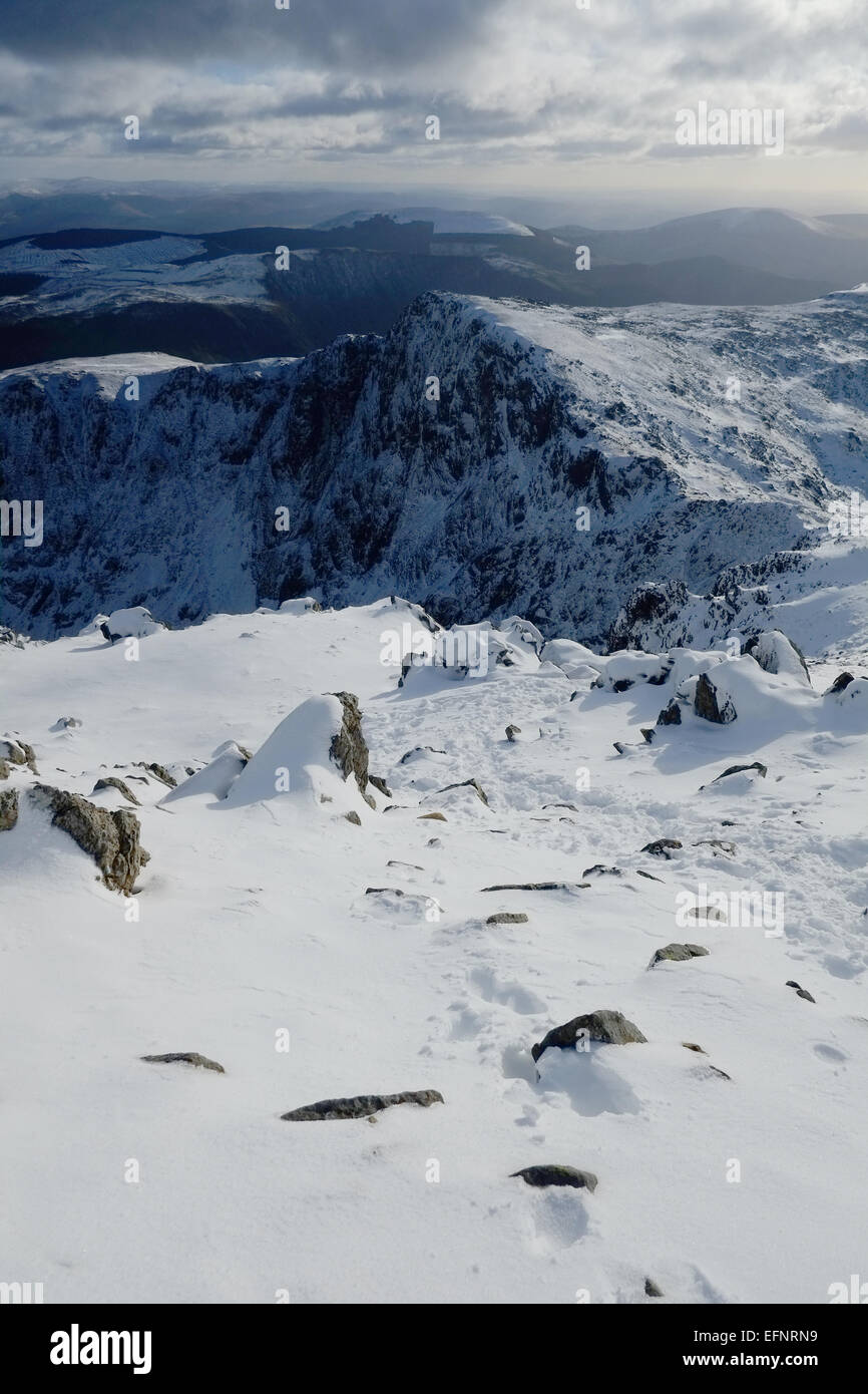 Cadir Idris durante l'inverno nella neve Foto Stock