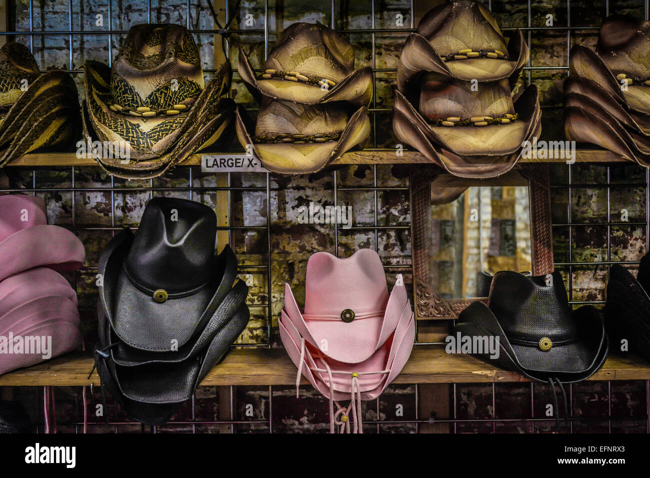 Ripiani di unico cappelli da cowboy sul visualizzatore in corrispondenza di un Western usura e Boot store sul Lower Broadway a Nashville, TN, la Città della Musica Foto Stock