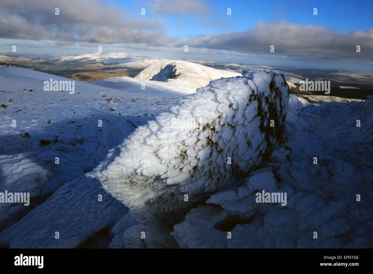 Cadir Idris durante l'inverno nella neve Foto Stock