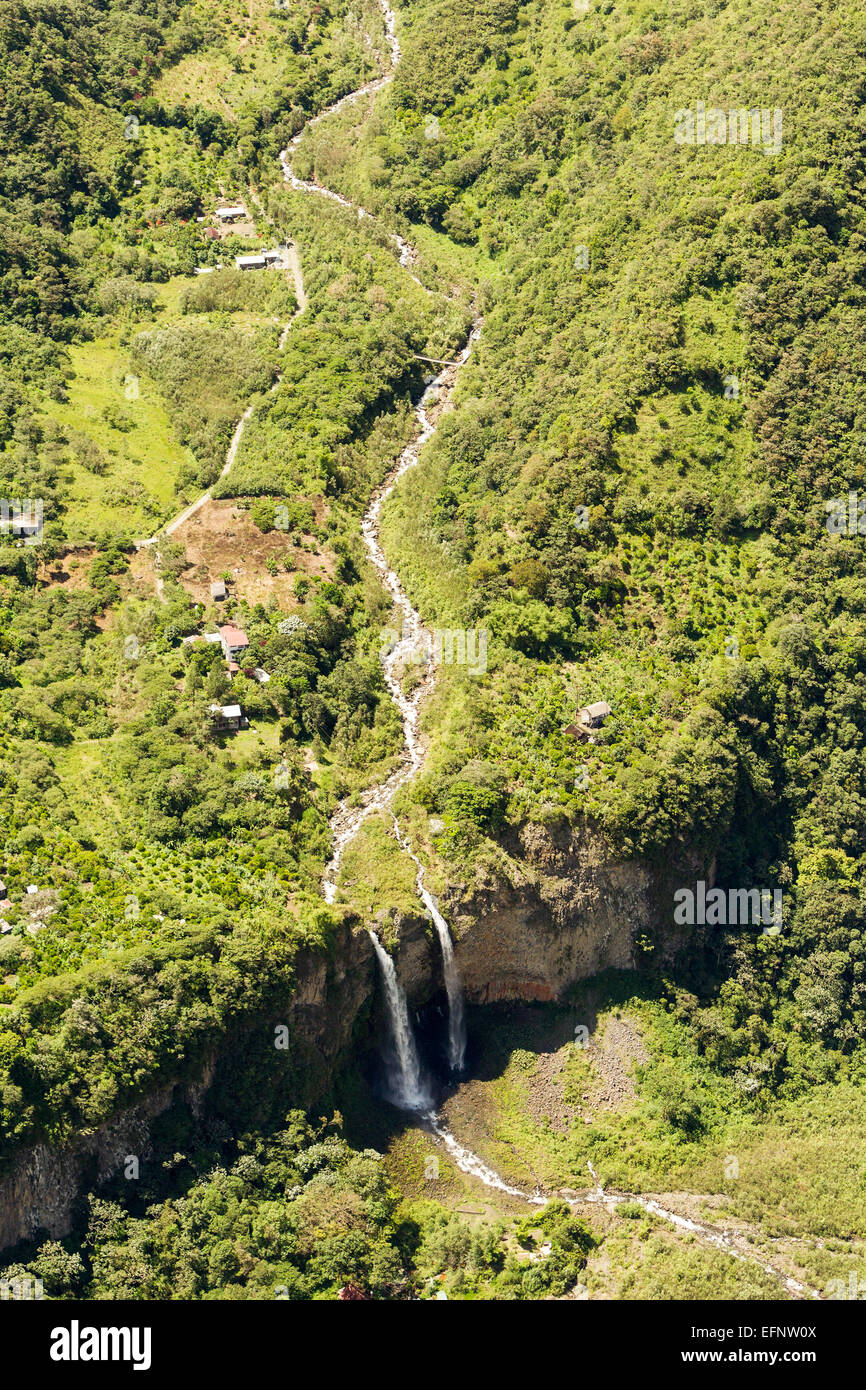 Manto De La Novia cascata nella provincia di Tungurahua ripresa aerea da alta quota Foto Stock