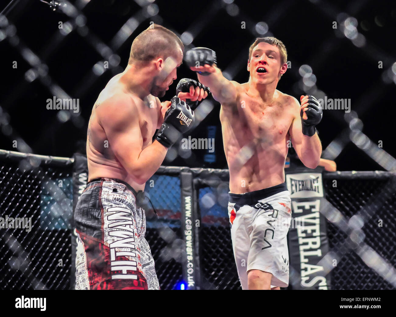 MMA fighter getta un punzone per il suo avversario. Foto Stock