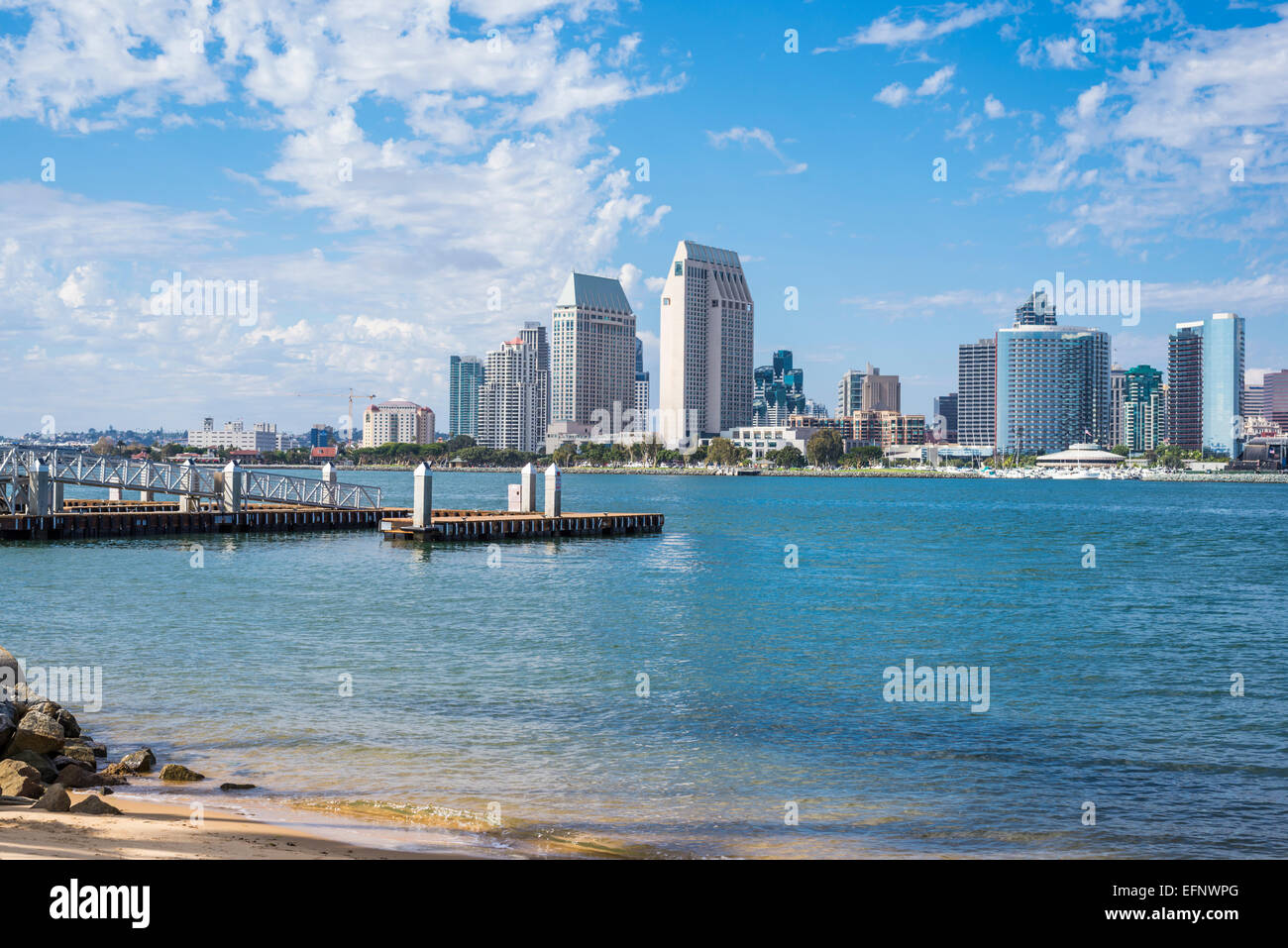 Vista dello skyline di San Diego e del porto di San Diego. Dalla città di Coronado, California, Stati Uniti. Foto Stock