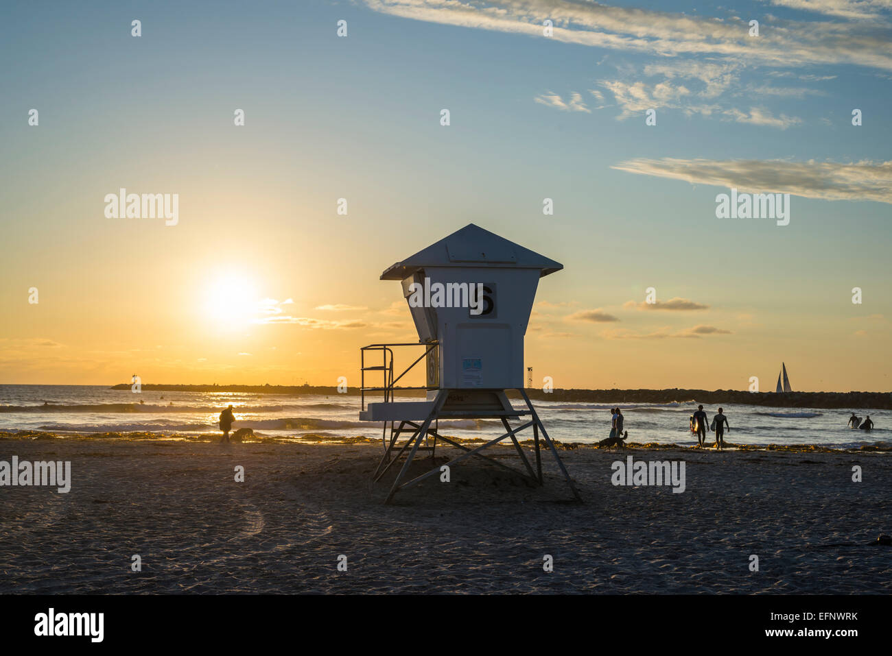 Vista di un bagnino torre e le persone che si godono il tramonto. Ocean Beach, San Diego, California, Stati Uniti. Foto Stock
