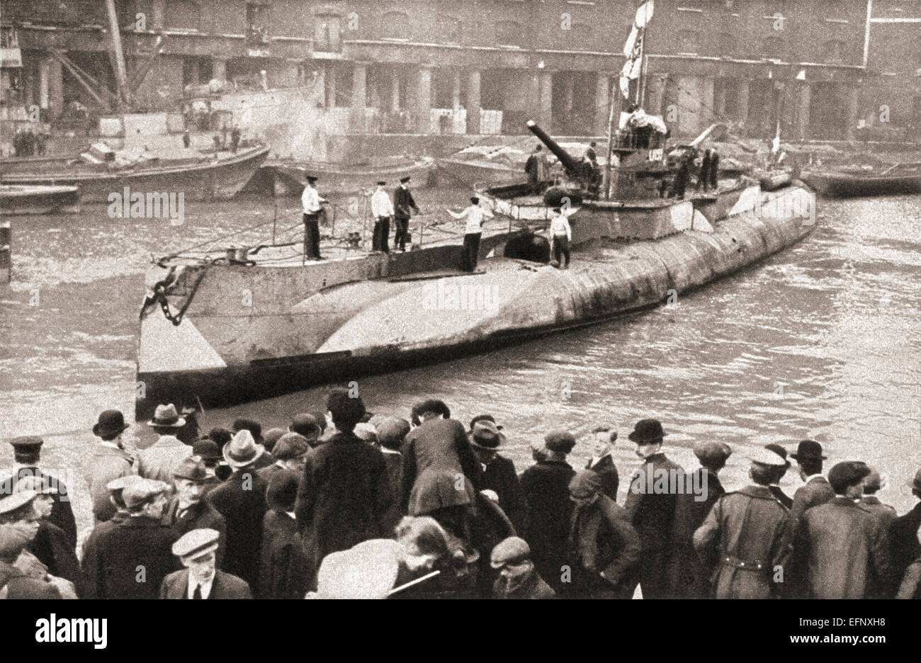 Il sommergibile tedesco U-155 sul display in St Katherine docks, Londra, Inghilterra alla fine della Prima Guerra Mondiale. Foto Stock
